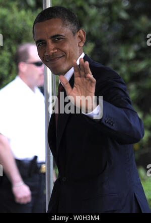 Le président américain Barack Obama salue la presse comme il retourne à la Maison Blanche après ses réunions au sommet au Mexique et au Costa Rica, le 4 mai 2013 à Washington, DC. UPI/Mike Theiler Banque D'Images