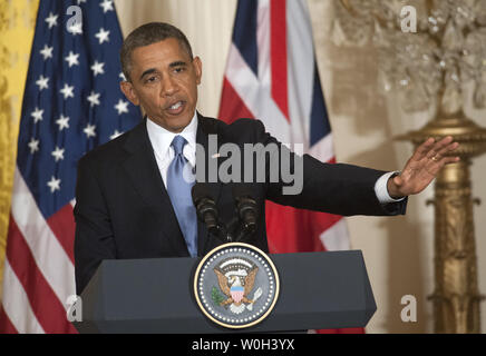 Avec des drapeaux américains et britanniques dans l'arrière-plan, le président américain Barack Obama fait un commentaire le Premier ministre britannique David Cameron (non illustré) est à l'écoute au cours d'une conférence de presse conjointe à l'East Room de la Maison Blanche à Washington, DC Le 13 mai 2013. Les deux dirigeants ont discuté de la situation en Syrie et d'autres monde et des questions domestiques. UPI/Pat Benic Banque D'Images