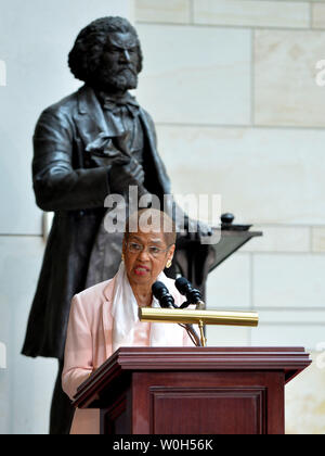 Eleanor Holmes Norton rép. (D-DC) parle au cours d'une cérémonie d'inauguration de la nouvelle statue de Frederick Douglass dans Hall de l'émancipation de l'United States Capitol Visitor Center le 19 juin 2013 à Washington, D.C. La statue fut offerte par le District de Columbia. UPI/Kevin Dietsch Banque D'Images