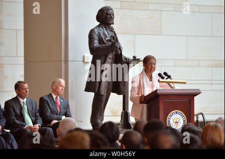 Eleanor Holmes Norton rép. (D-DC) parle au cours d'une cérémonie d'inauguration de la nouvelle statue de Frederick Douglass dans Hall de l'émancipation de l'United States Capitol Visitor Center le 19 juin 2013 à Washington, D.C. La statue fut offerte par le District de Columbia. Trous a été rejoint par le président John Boehner (R-OH) (L) et le Vice-président Joe Biden. UPI/Kevin Dietsch Banque D'Images