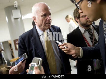 Le sénateur John McCain (R-AZ) parle aux journalistes pendant qu'il marche à la salle du Sénat pour le débat sur le projet de loi de réforme de l'immigration du Sénat, sur la colline du Capitole à Washington, D.C. le 20 juin 2013. UPI/Kevin Dietsch Banque D'Images