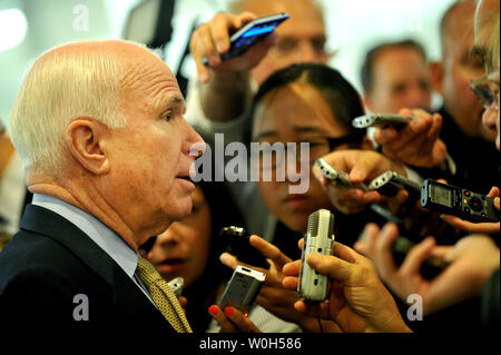 Le sénateur John McCain (R-AZ) parle aux journalistes pendant qu'il marche à la salle du Sénat pour le débat sur le projet de loi de réforme de l'immigration du Sénat, sur la colline du Capitole à Washington, D.C. le 20 juin 2013. UPI/Kevin Dietsch Banque D'Images