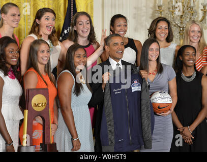 UConn women's basketball player Stefanie Dolson (2nd,L) joyeusement met ' oreilles de lapin" derrière le président américain Barack Obama lors d'une séance de photos qu'il se félicite de la NCAA 2013 Champions pour la Maison Blanche, le 31 juillet 2013, à Washington, DC. Obama a poursuivi une tradition d'accueil des sports champions à la Maison Blanche et les remercier de leur service communautaire. UPI/Mike Theiler Banque D'Images