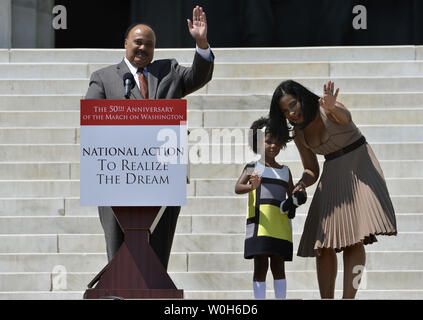 Martin Luther King III comme il est rejoint par sa femme Arndrea et sa fille Yolanda Renee qu'ils arrivent en face du Lincoln Memorial, à l'occasion du 50e anniversaire de son père, le Dr Martin Luther King's, ' J'ai un rêve ' discours, le 24 août 2013, à Washington, DC. Les dirigeants des droits civils et politiques s'est joint à des milliers de personnes à se souvenir de la Marche de 1963 sur l'État de Washington. UPI/Mike Theiler Banque D'Images