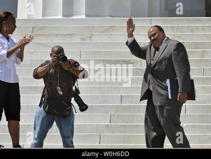 Martin Luther King III comme il conclut commentaires devant le Lincoln Memorial, à l'occasion du 50e anniversaire de son père, le Dr Martin Luther King's, ' J'ai un rêve ' discours, le 24 août 2013, à Washington, DC. Les dirigeants des droits civils et politiques s'est joint à des milliers de personnes à se souvenir de la Marche de 1963 sur l'État de Washington. UPI/Mike Theiler Banque D'Images