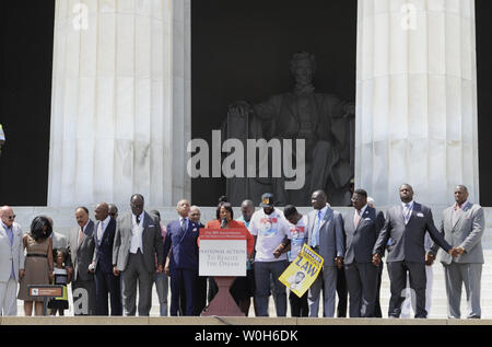 Bernice King (au podium), fille du Dr Martin Luther King III faire des remarques en face du Lincoln Memorial, à l'occasion du 50e anniversaire de son père ' J'ai un rêve ' discours, le 24 août 2013, à Washington, DC. Le roi a rejoint les dirigeants des droits civils, des politiciens et des milliers d'invités à se souvenir de la Marche de 1963 sur l'État de Washington. UPI/Mike Theiler Banque D'Images