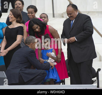 Le président Barak Obama salue Yolanda King, la fille de Martin Luther King III et sa femme Arndrea Eaux canadiennes durant la 50e anniversaire de la Marche sur Washington au Lincoln Memorial à Washington, D.C. le 28 août 2013. Des milliers de personnes se sont rassemblées au Mémorial pour célébrer l'anniversaire de Martin Luther King Jr.'s 'J'ai fait un rêve" discours. UPI/Kevin Dietsch Banque D'Images