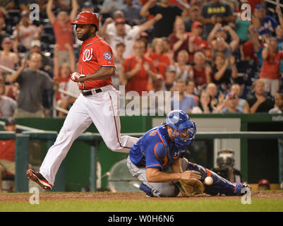 Nationals de Washington center fielder Denard Span marque contre New York Mets catcher Travis d'Arnaud pendant les huit manche au Championnat National Park le 1 septembre 2013 à Washington, D.C. Les ressortissants défait les mets 6-5. UPI/Kevin Dietsch Banque D'Images