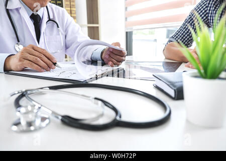 Avoir une conversation avec le professeur médecin et patient holding x-ray film lors de l'examen de l'explication de symptômes ou de diagnostic de la santé, des avocats Banque D'Images