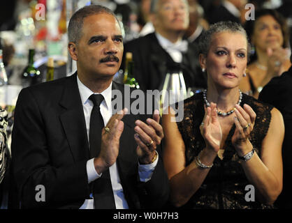 Le procureur général Eric Holder nous (L) se réjouit avec son épouse, le Dr Sharon Malone alors qu'ils attendaient l'arrivée du président américain Barack Obama lors de la Congressional Black Caucus Foundation Phoenix annuel de remise des prix, le 21 septembre 2013, Washington, DC. La conférence annuelle de la SRC regroupe des militants, des hommes politiques et les dirigeants d'entreprise pour discuter de politique publique touchant les communautés noires en Amérique latine et à l'étranger. UPI/Mike Theiler Banque D'Images