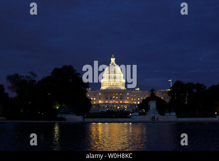 La nuit tombe sur le Capitole à Washington D.C. le 16 octobre 2013. Le Sénat américain a voté mercredi pour financer le gouvernement fédéral et suspendre la limite d'emprunt, ce qui ouvre la voie à une Chambre vote sur la réouverture du gouvernement. UPI/Molly Riley Banque D'Images