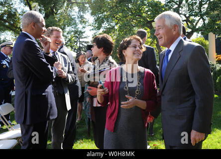 (L-R) Procureur général américain, Eric Holder, le logement et le développement urbain Shawn Donovan, Secrétaire principal conseiller d'Obama Valerie B. Jarrett, Maison Blanche, directeur du Conseil de politique intérieure Cecilia Munoz et le ministre de la Défense Chuck Hagel ont une courte conversation dans la roseraie de la Maison Blanche après que le président américain Barack Obama nominé Jeh Johnson pour être le prochain secrétaire à la sécurité intérieure, le 18 octobre 2013 à Washington, DC UPI/Pat Benic Banque D'Images