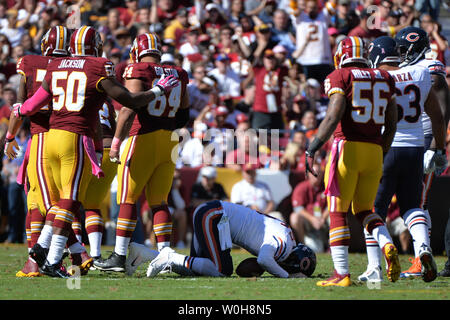 Chicago Bears quarterback Jay Cutler (6) est blessé au cours du deuxième trimestre contre l'Redskins de Washington à FedEx Field à Landover, Maryland le 20 octobre 2013. UPI/Kevin Dietsch Banque D'Images