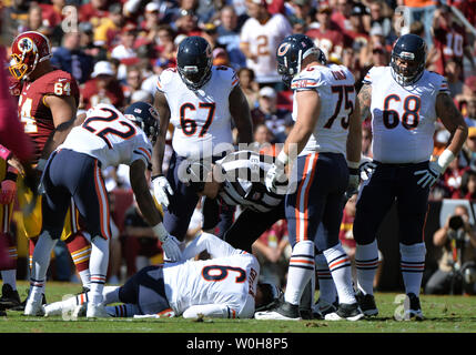 Chicago Bears quarterback Jay Cutler (6) est blessé au cours du deuxième trimestre contre l'Redskins de Washington à FedEx Field à Landover, Maryland le 20 octobre 2013. UPI/Kevin Dietsch Banque D'Images