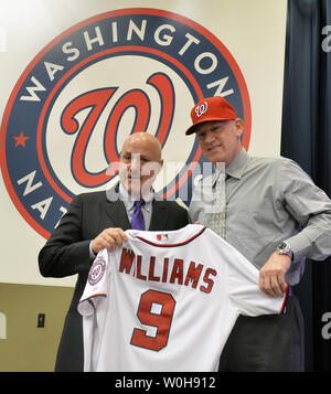 Nationals de Washington Directeur général Mike Rizzo (L) et Matt Williams, l'équipe de neuf manager, tenir son nouveau numéro 9 jersey, au Championnat National Park, Washington, DC, le 1 novembre 2013. Williams, qui n'a jamais réussi dans les ligues majeures, est un ancien All-Star, jouant principalement pour les Giants de San Francisco et les Diamondbacks de l'Arizona. UPI/Mike Theiler Banque D'Images