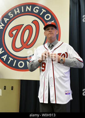 Matt Williams, les Nationals de Washington nouveau teammanager, tente sur son nouveau maillot numéro 9, au Championnat National Park, Washington, DC, le 1 novembre 2013. Williams, qui n'a jamais réussi dans les ligues majeures, est un ancien All-Star, jouant principalement pour les Giants de San Francisco et les Diamondbacks de l'Arizona. UPI/Mike Theiler Banque D'Images