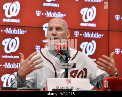 Matt Williams, les Nationals de Washington nouveau manager de l'équipe, fait des remarques à la presse, au Championnat National Park, Washington, DC, le 1 novembre 2013. Williams, qui n'a jamais réussi dans les ligues majeures, est un ancien All-Star, jouant principalement pour les Giants de San Francisco et les Diamondbacks de l'Arizona. UPI/Mike Theiler Banque D'Images