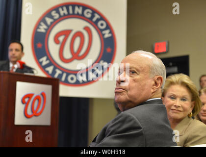 Nationals de Washington principal propriétaire Ted Lerner, 88, à l'écoute des commentaires avec son épouse Annette au cours de la conférence de presse pour annoncer Matt Williams comme l'équipe de neuf, au tiers Park, Washington, DC, le 1 novembre 2013. Williams, qui n'a jamais réussi dans les ligues majeures, est un ancien All-Star, jouant principalement pour les Giants de San Francisco et les Diamondbacks de l'Arizona. UPI/Mike Theiler Banque D'Images