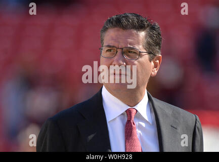 Redskins de Washington propriétaire Dan Snyder est vu sur le terrain avant que les Redskins match contre les Chargers de San Diego à FedEx Field à Landover, Maryland le 3 novembre 2013. UPI/Kevin Dietsch Banque D'Images