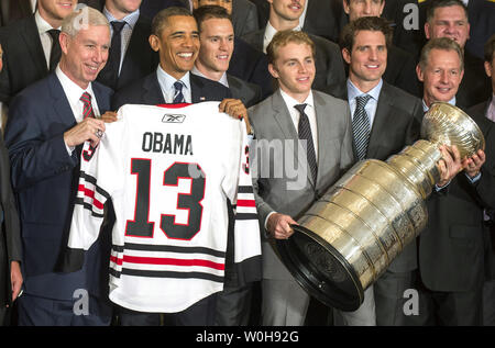 Le président américain Barack Obama (2e-L) est titulaire d'un jersey qui lui ont été données par les Blackhawks de Chicago Blackhawks avec Président-directeur général John McDonough (L), le capitaine de l'équipe, Jonathan Toews (3e-L) et le centre Patrick Kane (3e-L) lors d'un événement où Obama a rendu hommage aux champions de la Coupe Stanley 2013 Blackhawks de Chicago, à la Maison Blanche à Washington le 4 novembre 2013. UPI/Kevin Dietsch Banque D'Images