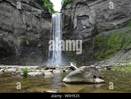 La belle et des admirables Taughannock Falls cascades 215 ft à Taughannock falls State Park. Banque D'Images