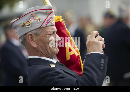 Un vétéran prend une photo lors d'une cérémonie au Monument commémoratif de la Seconde Guerre mondiale des Anciens Combattants Journée à Washington, D.C., le 11 novembre 2013. UPI/Kevin Dietsch Banque D'Images