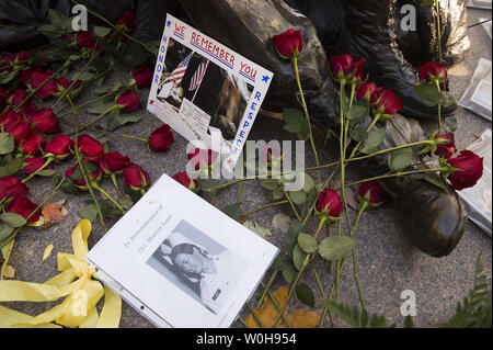 Les roses sont visibles sur le Vietnam Women's Memorial sur la Journée des anciens combattants dans la région de Washington, D.C., le 11 novembre 2013. UPI/Kevin Dietsch Banque D'Images