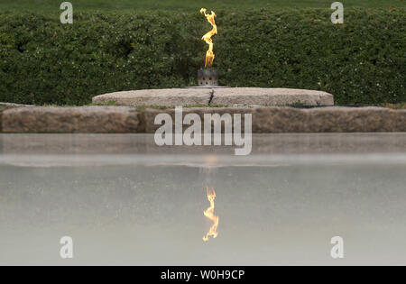 La flamme éternelle et la tombe du Président John Fitzgerald Kennedy sont vus au cimetière national d'Arlington à Arlington, en Virginie, le 16 novembre 2013. Le 22 novembre, le 50e anniversaire du Président l'assassinat de John F. Kennedy. UPI/Kevin Dietsch Banque D'Images