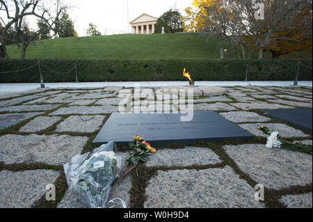 Fleurs était tombée près de la flamme éternelle et la tombe du Président John Fitzgerald Kennedy au cimetière national d'Arlington à Arlington, en Virginie, le 18 novembre 2013. Kennedy a été le 35e président des États-Unis et 22 novembre marquera le 50e anniversaire de son assassinat à Dallas, au Texas. Dans l'arrière-plan est l'Arlington House, l'ancienne maison de la guerre civile, le général Robert E. Lee. UPI/Pat Benic Banque D'Images