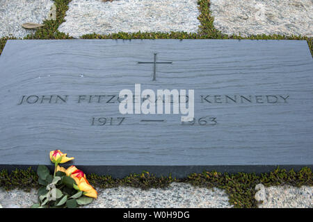 Fleurs était tombée près de la tombe du Président John Fitzgerald Kennedy au cimetière national d'Arlington à Arlington, en Virginie, le 18 novembre 2013. Kennedy a été le 35e président des États-Unis et 22 novembre marquera le 50e anniversaire de son assassinat à Dallas, au Texas. UPI/Pat Benic Banque D'Images