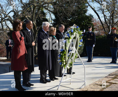 Le président américain Barack Obama (2e-L), la Première Dame Michelle Obama (L), l'ancien Président Bill Clinton (2nd-R) et ancien secrétaire d'Etat américaine Hillary Clinton une gerbe sur la tombe du Président John F. Kennedy au cimetière national d'Arlington à Arlington, Virginie, le 20 novembre 2013. Ce vendredi marquera le 50e anniversaire de l'assassinat du Président Kennedy le 22 novembre 1961. UPI/Pat Benic Banque D'Images