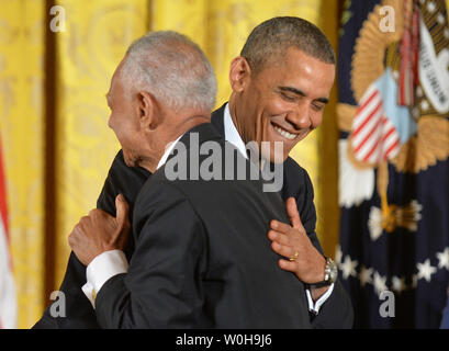 Le président Barack Obama hugs Médaille présidentielle de la liberté à ministre Cordy Tindell ÒC.T.Ó Vivian à la Maison Blanche, à Washington, D.C., le 20 novembre 2013. UPI/Kevin Dietsch Banque D'Images