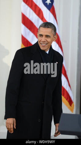 Le président Barack Obama sourit pendant qu'il part après 'pardonner' Popcorn, la dinde de Thanksgiving National 2013, sur l'Amérique du portique de la Maison Blanche à Washington, DC Le 27 novembre 2013. Les 38 livres 'Popcorn' et son alternative 'Caramel' va vivre à Mount Vernon, l'accueil du premier président George Washington. UPI/Pat Benic Banque D'Images