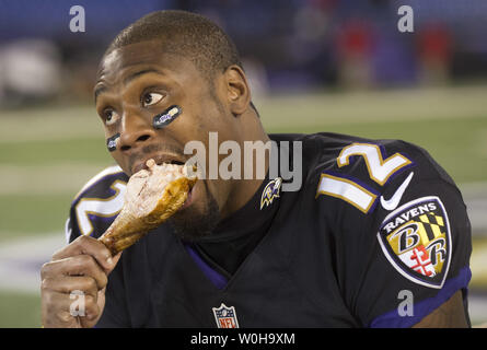 Baltimore Ravens receveur Jacoby Jones prend une bouchée d'une cuisse de dinde après les corbeaux défait les Pittsburgh Steelers 22-20 le jour de Thanksgiving au M&T Bank Stadium à Baltimore, Maryland, le 28 novembre 2013. UPI/Kevin Dietsch Banque D'Images