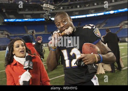 Baltimore Ravens receveur Jacoby Jones mange une cuisse de dinde alors qu'il est interviewé à la suite de la les Ravens 22-20 défaite des Pittsburgh Steelers le jour de Thanksgiving au M&T Bank Stadium à Baltimore, Maryland, le 28 novembre 2013. UPI/Kevin Dietsch Banque D'Images