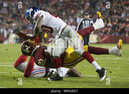 New York Giants Prince Amukamara évoluait hits Redskins de Washington tight end Fred Davis au premier trimestre à FedEx Field à Landover, Maryland, le 1 décembre 2013. UPI/Kevin Dietsch Banque D'Images