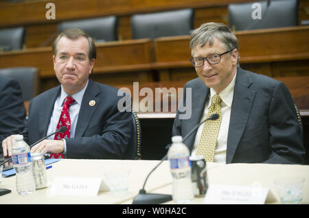 Bill Gates (à droite) Microsoft co-fondateur et co-président et administrateur de la Fondation Bill et Melinda Gates, est assis avec le président de la commission des affaires étrangères de la Chambre Ed Royce (R-CA) au cours d'un déjeuner de travail avec les membres de la commission des affaires étrangères sur la colline du Capitole, le 3 décembre 2013, à Washington, D.C. UPI/Kevin Dietsch Banque D'Images