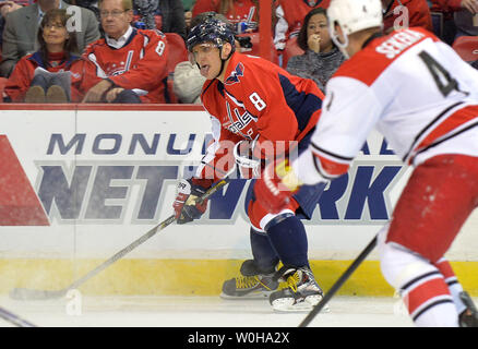 Les Capitals de Washington Alex Ovechkin droite tire sa tong que les capitales jouent les Hurricanes de la Caroline au cours de la deuxième période à la Verizon Center, le 3 décembre 2013, à Washington, D.C. UPI/Kevin Dietsch Banque D'Images