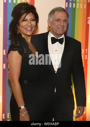 CBS Corporation Président et chef de la direction Les Moonves (R) et son épouse la personnalité de télévision Julie Chen poser pour les photographes sur le tapis rouge à leur arrivée pour une soirée de divertissement de gala au Kennedy Center Honors, 2013 8 décembre, 2013 à Washington, DC. Les récompenses sont décernées chaque année sur cinq artistes pour leur l'ensemble de ses réalisations dans le domaine des arts et de la culture. UPI/Mike Theiler Banque D'Images