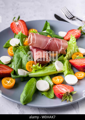 Délicieux avec la salade italienne verts, fraises, bresaola, morceaux et de mozzarella. Une alimentation saine et savoureuse. Close up Banque D'Images