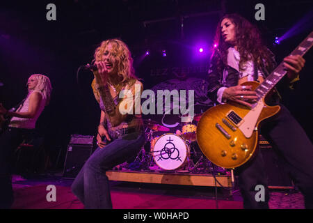 Chanteur Shannon Conley de Lez Zeppelin belts out une chanson à l'État Theatre à Falls Church, Virginie le Samedi, Décembre 14, 2013. Basée à New York, toutes les femmes Lez Zeppelin band joue la musique de Led Zeppelin dans le monde entier. Les membres incluent le guitariste Steph Paynes, chanteur, guitariste basse Shannon Conley Megan Thomas et le batteur Leesa Harrington-Squyres. UPI/Pat Benic Banque D'Images