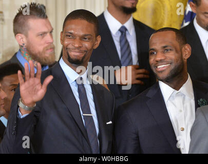 Miami Heat center Chris Bosh (L) et l'avant LeBron James vague à la foule pendant un événement où le président Barack Obama s'est félicité de la 2013 champions NBA Miami Heat à la Maison Blanche, à Washington, D.C. le 14 janvier 2014. La chaleur a battu les San Antonio Spurs dans le 2013 playoffs. UPI/Kevin Dietsch Banque D'Images