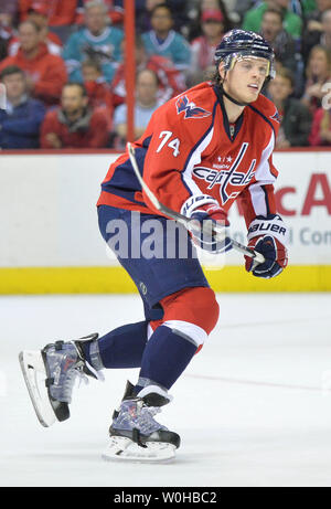 Les Capitals de Washington le défenseur John Carlson skates contre les Sharks de San Jose au cours de la troisième période à la Verizon Center à Washington, D.C., le 14 janvier 2014. Les requins a défait les capitales 2-1. UPI/Kevin Dietsch Banque D'Images