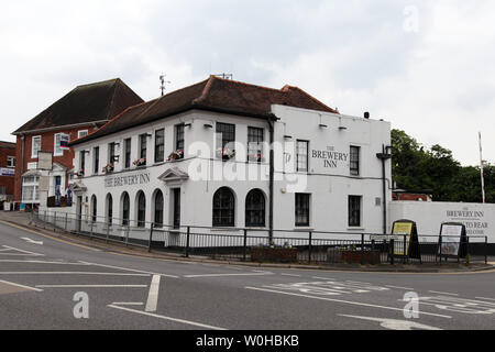 Ashtead, Surrey, UK - High street pub village, La Brasserie Inn public house est construit sur l'emplacement de l'ancienne brasserie situé sur la route principale, jour Banque D'Images