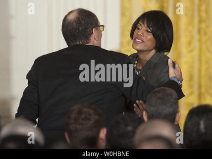 Le maire de Baltimore C. Stephanie Rawlings-Blake secrétaire du Travail des États-Unis accueille Thomas Perez avant un événement avec le président américain Barack Obama dans le cadre de la 82e réunion d'hiver de la Conférence des maires des États-Unis à Washington, D.C. Le 23 janvier 2014. UPI/Kevin Dietsch Banque D'Images