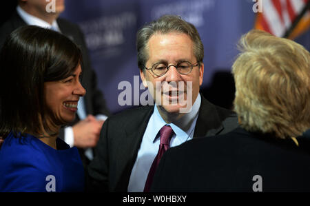 Conseil économique national de la Maison Blanche Gene Sperling Directeur (C) des entretiens avec Federal Communications Commission (FCC) Rosenworcel Commissaire Jessica, et le bon sens Media fondateur James Steyer avant le président américain Barack Obama à son accélération dévoilant une initiative reliée à Buck Lodge Middle School à Adelphi, Maryland le 4 février 2014. Connecté est de fournir l'Internet à haut débit à tous les élèves dans les écoles américaines. En plus de la Commission Fédérale des Communications Direction de 2 milliards de dollars à cette fin, plusieurs entreprises font don de 750 $ sur les tablettes numériques, ordinateurs et logiciels. Banque D'Images