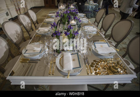 L'endroit est paramétré pour le dîner d'état en l'honneur du président français, François Hollande, dans la salle à manger d'état de la Maison Blanche à Washington, DC Le 10 février 2014. Hollande est officiellement accueilli par le président Barack Obama à la Maison Blanche le 11 février 2014, qui se termine par un dîner d'état dans la soirée. La France est considérée comme la plus ancienne de l'Amérique allié. UPI/Pat Benic Banque D'Images