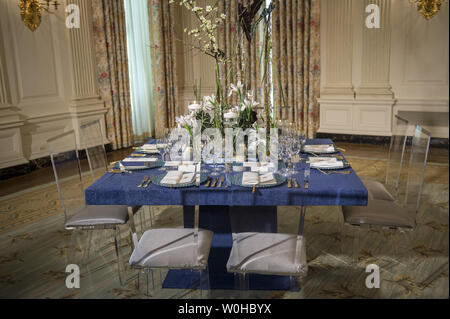 L'endroit est paramétré pour le dîner d'état en l'honneur du président français, François Hollande, dans la salle à manger d'état de la Maison Blanche à Washington, DC Le 10 février 2014. Hollande est officiellement accueilli par le président Barack Obama à la Maison Blanche le 11 février 2014, qui se termine par un dîner d'état dans la soirée. La France est considérée comme la plus ancienne de l'Amérique allié. UPI/Pat Benic Banque D'Images