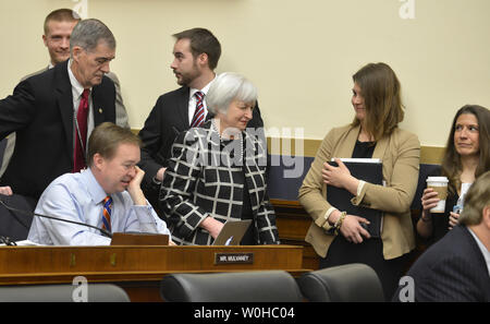 Président du Conseil d'administration de la Réserve fédérale Janet Yellen (C) fait son chemin personnel passé alors qu'elle arrive à un comité des services financiers de la Chambre afin de témoigner sur la politique monétaire et l'état de l'économie', sur la colline du Capitole, le 11 février 2014, à Washington, DC. Yellen, la première femme présidente de la Réserve fédérale, fait sa première apparition devant le Congrès depuis sa nomination au sein de l'ancien président de la Fed Ben Bernanke. UPI/Mike Theiler Banque D'Images