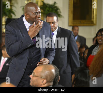 Temple de la NBA Magic Johnson souffle un baiser à vous comme il arrive pour une allocution prononcée par le président américain Barack Obama sur la 'My Brother's Keeper", à la Maison Blanche, le 27 février 2014. Le programme fait appel aux parties prenantes, y compris des dirigeants de confiance et de l'état et les fonctionnaires locaux, pour aider à gérer les garçons et les jeunes hommes de couleur qui sont particulièrement difficile à réussir. UPI/Mike Theiler Banque D'Images